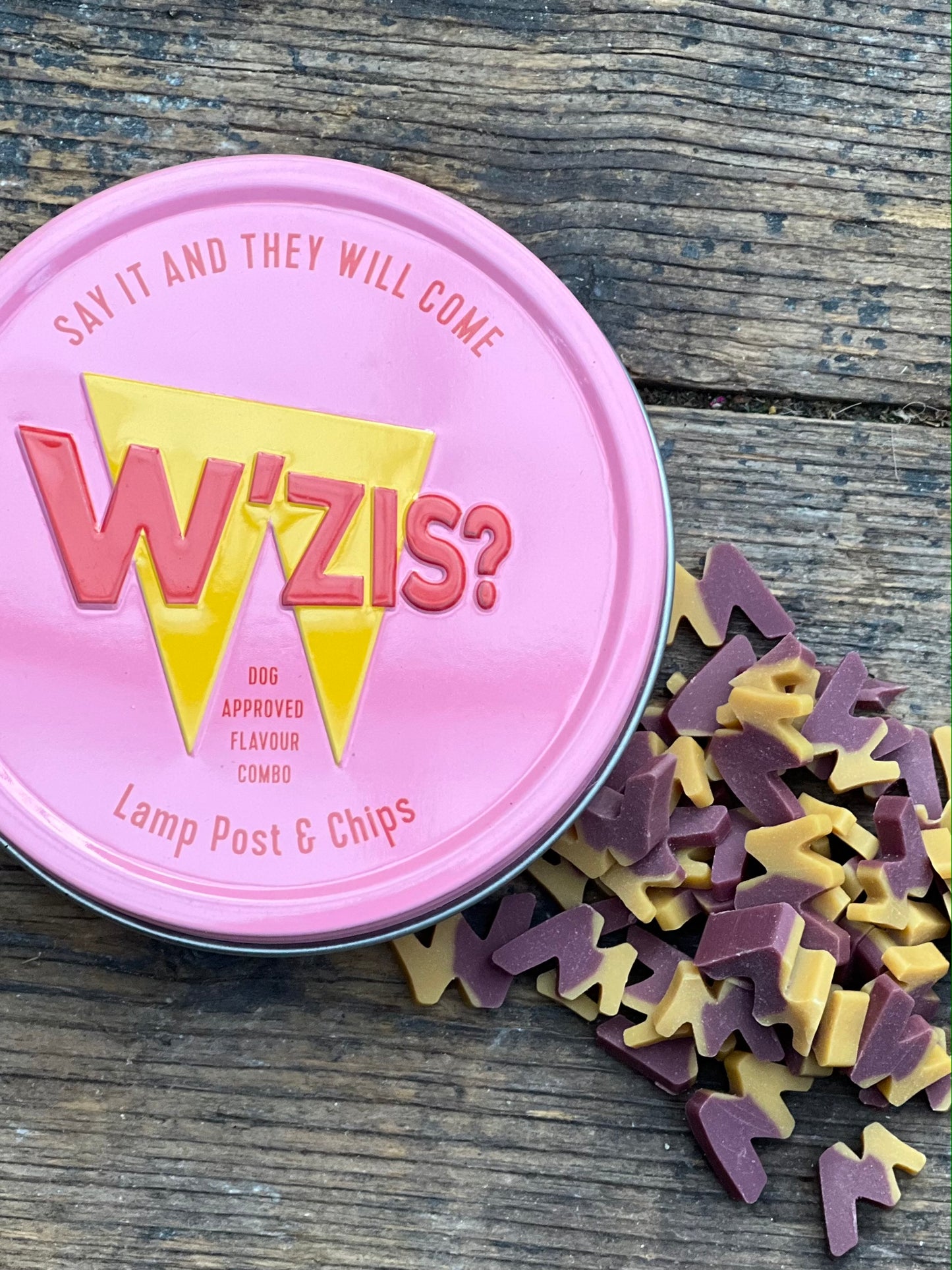 Lamp post & chips treats (in tin) By W’zis